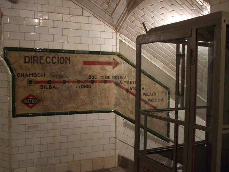 Illustration for article titled Arquitectura bajo tierra del pasado: las estaciones de metro
fantasma
